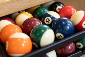 Nahaufnahme eines Ballkastens mit Billardkugeln.