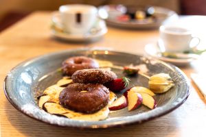 Köstliches Dessert mit frischen Apfelstücken
