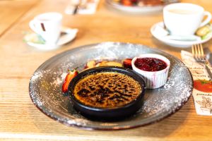 Frisch zubereitete Creme Brulee
