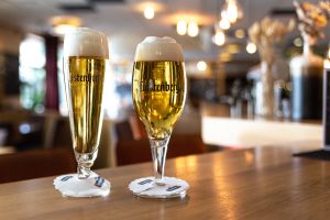 Fürstenberg Pils serviert in edlen Biergläsern
