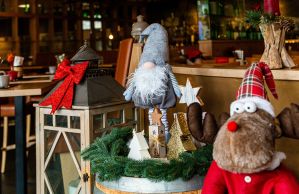 Weihnachtliche Tischdeko mit Laterne, Wichtel und Stoff-Rentier.
