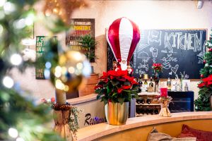 Restaurant-Ecke mit Kreidetafel, Weihnachtsmann-Deko und Weihnachtsstern.
