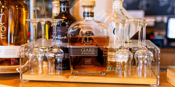 Auswahl edler Grappasorten mit bereitgestellten Gläsern.